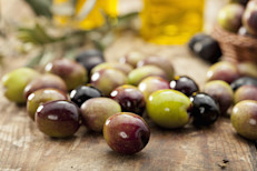 La aceituna u oliva es un fruto muy popular proveniente de Grecia que mezcla los sabores amargos, dulces y salados. Ya sea el fruto crudo o en aceite, es una excelente opción para conseguir vitamina E. Solo 100 g de aceitunas proporcionan aproximadamente el 25% del consumo diario recomendado. 