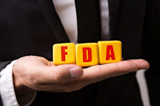 La FDA es responsable de controlar los suplementos dietéticos que están en el mercado. Si la agencia encuentra que un producto no es seguro, puede tomar medidas contra el fabricante o distribuidor o ambos, y bien emitir una advertencia, o requerir que el producto sea retirado del mercado.