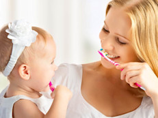La buena higiene bucal es clave para tener una boca que luce y huele saludablemente. Esto significa que los dientes están limpios y no hay restos de alimentos, las encías presentan un color rosado y no duelen o sangran durante el cepillado o la limpieza con hilo dental. Los expertos en higiene dental recomiendan cepillar los dientes, usar hilo dental y enjuague bucal por lo menos dos veces al día o después de cada comida.