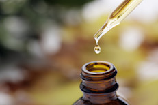 Nunca está de más tener un frasco de aceite de almendras en casa, es uno de esos ingredientes esenciales para cualquier botiquín hogareño. Su alto poder hidratante y rico contenido de ácido ursólico y oleico, lo hacen un gran aliado para combatir la picazón, el enrojecimiento y la inflamación en los cuadros de dermatitis. Está especialmente indicado para pieles muy sensibles y secas.