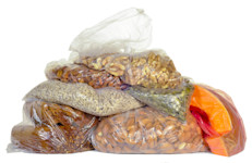 Prepara en una bolsa plástica pasas de uva, nueces, mezcla de frutos secos o tu cereal favorito. Otra opción para cuando tengas hambre antes de las comidas es comprar un yogur de frutas 8 onzas (226 gramos) o latas de jugo de frutas. De todas las frutas, elige banana, manzana, naranja o  uvas . Aunque recuerda que las secas (pasas de uva, damascos y dátiles) son más fáciles de envasar y tienen más calorías. 