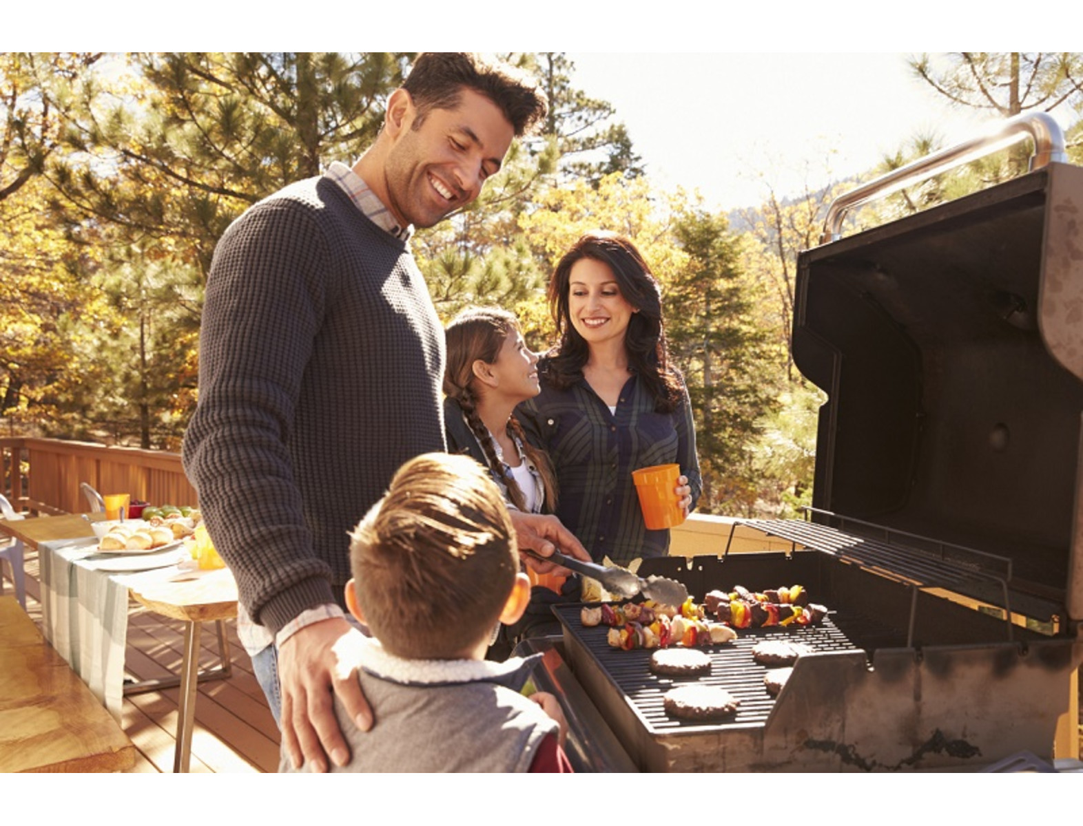 Nada más estimulante que un asado a la parrilla  para disfrutar del verano. Sin embargo ahora se sabe que esta forma de cocinar hamburguesas, hotdogs, carnes rojas o pollo no es la más saludable. Recogimos consejos de médicos expertos sobre la peligrosa relación entre carnes asadas a la parrilla y  algunos tipos de cáncer. Mira cómo puedes reducir ese riesgo.