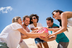 Si invitas a amigos para un asado, una cena o a pasar un día juntos, comienza el evento con un juego de voleibol, bádminton o un videojuego activo. Haz que tus eventos sociales sean activos y organiza para ir a jugar bolos, lanzar dados o jugar en una piscina.