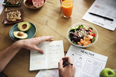 Cuando te preguntan que comiste en la semana o hace un par de día ¿No eres capaz de recordarlo? Este puede ser un factor que favorezca comer en exceso, para solucionarlo puedes llevar un registro diario de alimentos. Pero tranquilo, no quiere decir que debes llevar papel y lápiz a todas partes, actualmente existen aplicaciones que puede realizar ese trabajo por ti.