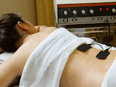 Otra alternativa eficaz para luchar contra el dolor de espalda es la fisioterapia con calor, estimulación eléctrica o ultrasonido. A su vez, un fisioterapeuta puede indicar sencillos ejercicios específicos que ayuden a aumentar la flexibilidad, fortalecer la espalda y músculos de la zona.