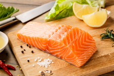 Es una de las mejores fuentes de ácidos grasos Omega 3, un tipo de grasa poliinsaturada que nuestro cuerpo necesita para funcionar correctamente. Se cree que estos compuestos nos ayudarían a comer menos, ya que aumentarían los niveles de la hormona colecistoquinina, que se encarga de suprimir el hambre. Esto envía señales a nuestro cerebro, indicándole que ya "estamos llenos". 