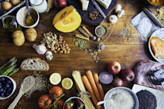 La dieta Keto consiste en consumir alimentos ricos en grasas, buena cantidad de proteínas y casi nada de carbohidratos. Nuestro cuerpo suele obtener su principal fuente de energía, el azúcar, de los carbohidratos. Al privar al cuerpo de glucosa, la dieta keto induce un estado de "cetosis". Durante la cetosis, el cuerpo se ve obligado a descomponer la grasa almacenada, en lugar del azúcar, para producir energía.