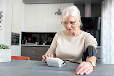 Las pasas de uva pueden ser bocadillos de gran ayuda para mantener una buena salud cardiovascular, manteniendo bajo control la presión arterial. Esto se debe a que combinan niveles bajos de sodio con otros altos en potasio, ayudando a relajar los vasos sanguíneos. Para aprovechar estos efectos los profesionales recomiendan consumir 20 g diarios.