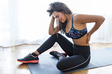 El exceso puede causar fracturas por estrés en los tobillos y pies, disminuir la cantidad glóbulos rojos (que llevanoxígeno a través del cuerpo), aumentar los niveles de enzimas musculares y dañar los músculos. Todo esto lo sufrió McDonald. Si bien este es un caso extremo, hay señales de que el ejercicio te está haciendo daño que definió el Consejo Americano del Ejercicio y no debes ignorar.