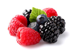 La fibra, vitaminas, minerales y antioxidantes que contienen los arándanos, cerezas, fresas, frambuesas y otras bayas, convierten a los frutos del bosque en poderosos aliados de nuestra belleza, ya que ayudan a mantener la piel suave y tersa, gracias al aumento en la producción de colágeno.