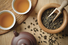 Ciertos compuestos del té oolong ayudan a aliviar la irritación y los problemas crónicos de la piel, como la dermatitis atópica, por lo que beberlo puede ser de gran ayuda para cuidar la salud cutánea. Además, al ser rico en compuestos con propiedades antioxidantes, su ingesta reduce los niveles de estrés en el cuerpo, lo que puede disminuir el riesgo de alergias.