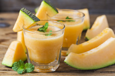 Un consumo regular de melones garantiza una importante presencia de vitamina A en el cuerpo, que resulta útil para fortalecer el crecimiento y la reparación de las células cutáneas, previniendo así, la aparición de arrugas. Esto se debe a que protege la membrana de la piel contra las toxinas dañinas que la envejecen prematuramente. Además, es un poderoso hidratante.