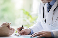 Se estima que la psoriasis afecta al 2% de la población general. En EE. UU. aproximadamente 7 millones de adultos la padecen, según informan los Centros para el Control y la Prevención de Enfermedades (CDC). Además, hasta el 20% de ellos desarrollará una forma de artritis, conocida como artritis psoriásica. Los siguientes tratamientos y remedios caseros se han vinculado con beneficios para aliviar los síntomas de esta enfermedad: