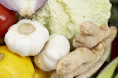Disfruta de estos alimentos blancos ricos en nutrientes: coliflor, nueces y semillas, cebollas y ajo, frijoles, jicama, jengibre, manzanas.