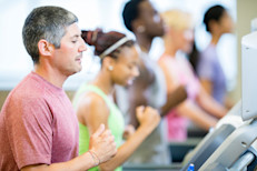 El entrenamiento con pesas, más la actividad física regular como caminar, bailar o hacer ejercicios aeróbicos, puede proteger tus huesos.