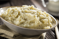 Las patatas tiene casi tanta glucosa como el azúcar (entre 80 y 90, contra 100). Cuando consumimos estos tubérculos en puré, su almidón es digerido rápidamente, por lo que la absorción de glucosa es mayor. Pero esto no quiere decir que debas eliminarlas de tu dieta. Prueba cocinarlas de otra manera, como al horno, y combínalas con otros vegetales para menguar su "dulce" impacto.
