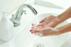 Puedes prevenir la neumonía si practicas una buena higiene (lavándote regularmente las manos o usando desinfectantes), evitas habito dañinos, como fumar o consumir alcohol en exceso, y mantienes tu sistema inmunitario fuerte. Esto último puedes conseguirlo con ejercicio regular, buen sueño en horarios regulares y una dieta equilibrada y saludable.