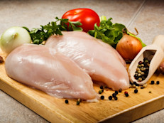 La carne blanca aporta proteínas de muy buena calidad y además es fuente de hierro, zinc, potasio y fósforo. Contiene niacina, esencial para producir la energía del cuerpo y aprovechar los nutrientes. El consumo regular de pavo también puede ayudar a bajar el colesterol.

