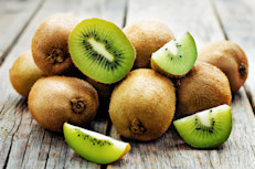 El kiwi es una excelente fuente de fibra dietética, ideal para mejorar el tránsito intestinal. También contiene actinidina, una enzima que ayuda a estimular el proceso digestivo y a asimilar de forma más rápida y eficaz las proteínas contenidas en otros alimentos.