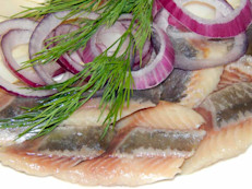 Deliciosa y completa receta de pescado encebollado con zanahorias, apio, tomate, perejil, cebolla y papas. Aporta 178 calorías y 26 g de proteínas. Puedes usar diferentes variedades de pescado como guachinango, róbalo, cazón u otro de tu preferencia. Delicioso plato para comida principal o cena. Para agregar fibra a tu receta utiliza papas con cáscara. Acompáñalo con arroz blanco con vegetales.