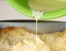 Puedes hacer la pizza cuadrada sobre una charola. 