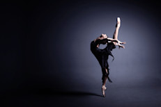 El baile mejora destrezas y habilidades que son muy importantes para la salud en general. La flexibilidad, agilidad, coordinación y balance que se adquieren con una disciplina de baile ayudan a mantener al cuerpo libre de lesiones. Con este tipo de entrenamiento, el cuerpo puede responder mejor en caso de accidentes y reducir las probabilidades de lesiones graves.
