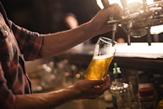 Las bebidas alcohólicas debilitan la función hepática, interrumpen otras interacciones multiorgánicas y pueden causar inflamación. Las personas que beben mucho pueden desarrollar problemas con las toxinas bacterianas que salen del colon y entran al cuerpo, desarrollando así, intestino permeable.