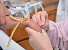 En niños de 3 a 5 años se puede realizar una terapia doméstica de coagulación, que reduce los  costos y las complicaciones de la hemofilia. Se debe alentar al niño desde pequeño a que participe en sus propias infusiones; muchos hospitales permiten que los pacientes lleven su propio factor para que les sea administrado en la sala de emergencias.
