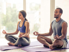 Además de las medicinas naturales, muchas personas recurren a una variedad de prácticas diferentes de mente y cuerpo para ayudar a reducir el estrés y tratar la ansiedad. Algunas de esas prácticas ‑que pueden complementar el tratamiento profesional‑ y que se ha probado que pueden ayudar son la aromaterapia, el entrenamiento autógeno, la meditación, la terapia de relajación, el toque terapéutico y el yoga.