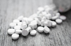 Otros medicamentos podrían aumentar o disminuir los efectos de las aspirinas. Por eso, se debes comunicar al doctor todos los fármacos, suplementos o hierbas que se estén consumiendo con fines medicinales. Los expertos resaltan los siguientes: ibuprofeno, ketoprofeno, naproxeno, y medicamentos para la presión arterial o diabetes.
