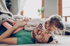 Si quieres pasar tiempo con tus hijos y promover en ellos el ejercicio, la mejor manera es dar el ejemplo. Convierte la actividad física en un componente esencial de tu vida familiar, así le inculcarás a tus hijos hábitos saludables desde sus primeros años de vida para que luego sean adultos saludables.