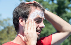 Las quemaduras solares reducen la capacidad del cuerpo para enfriarse y pueden causar deshidratación. Aplícate un filtro solar de amplio espectro con factor de protección (SPF) 15 o más alto, 30 minutos antes de salir. Repite, según las indicaciones del envase.