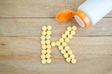 Es esencial para estimular el proceso de coagulación sanguínea, ayudando al organismo a sanar heridas, contusiones y áreas afectadas por cirugías. La evidencia científica también muestra que la vitamina K ayuda a tratar ciertas afecciones cutáneas, como estrías, cicatrices y manchas oscuras. Por este motivo, es común encontrarla en muchas cremas y ungüentos. 