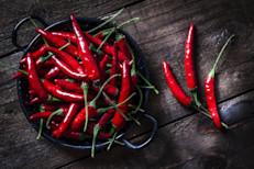 La capsaicina es una sustancia que se encuentra en los chiles, responsable de otorgarles su característico picor, aunque también otras propiedades beneficiosas para el organismo. Entre ellas se encuentra estimular el metabolismo, ya que aumenta la cantidad de calorías y grasas que quemamos. 