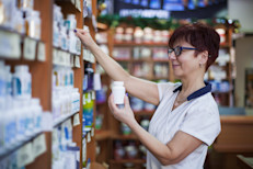 Para controlar los síntomas del trastorno bipolar, se puede recurrir a ciertos medicamentos. Los tipos más comunes que se recetan son los estabilizadores del estado de ánimo (como el litio) y antipsicóticos atípicos (como la Clozapina). Algunos pacientes pueden necesitar probar con varios fármacos y colaborar con el médico hasta encontrar la mejor opción para su caso. 