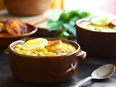 Es una sopa de verduras, cereales y bacalao cocinado en leche.  En honor a los doce apóstoles, lleva 12 ingredientes típicamente andinos: choclo, quinoa, chochos (o lupinos), habas, arvejas, lentejas, maníes y frijoles. Se decora con plátano frito, perejil y queso fresco. Sólo asa el plátano para disminuir calorías.