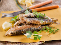 Dentro de los pescados, las sardinas tienen las mayores concentraciones de calcio: 3 unidades ofrecen más de 300 mg. Esta concentración aumenta cuando se las consume en conserva. También pueden ofrecernos dosis importantes de grasas saludables y vitamina D, la cual estimula la absorción de calcio.