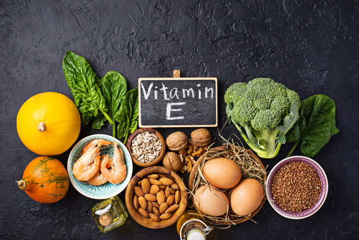 La vitamina E es un importante antioxidante, esto quiere decir que protege el tejido corporal de sustancias que pueden dañarlo, llamadas radicales libres. También ayuda a retrasar los signos del envejecimiento, a prevenir enfermedades crónicas y a manter el sistema inmunitario fuerte.
