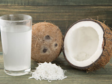 Mientras que las bebidas para deportistas sólo contienen dos de los electrolitos esenciales para el organismo, el agua de coco contiene cinco. Esto se traduce en mayor y más rápida restauración de electrolitos, devolviendo el bienestar.