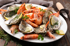 Deliciosos, nutritivos y muy versátiles al momento de cocinar. Entre los más conocidos se destacan los camarones, cangrejos, almejas, ostras y mejillones. Una porción de 100 g. posee 211 mg. de colesterol, pero solamente 2 g. de grasa. Además de ser ricos en el complejo de vitaminas B y colina, poseen yodo, compuesto esencial para un buen funcionamiento del cerebro y la tiroides.