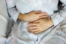 Hay evidencias de que el consumo de cebollas puede prevenir las úlceras gástricas al eliminar los radicales libres y también al evitar el crecimiento de la bacteria que las causa: la helicobacter pylori.
