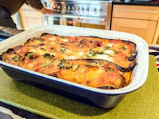 Para esta Cuaresma puedes incluir también platillos vegetarianos como esta apetitosa receta de Berenjena a la parmesana con salsa de tomate con 223 calorías y 10 g de proteínas. Para potenciar el sabor utiliza ingredientes frescos al preparar la salsa, empleando tomate fresco y ajo natural. Ideal como plato fuerte o cena.