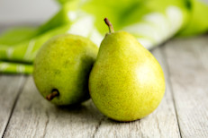 Debido a que es la fruta menos alergénica y más fácil de digerir, diferentes investigaciones se concentraron en estudiar sus propiedades y sus usos en la medicina. La evidencia disponible señala que las vitaminas y minerales que ofrece la pera la vuelve una excelente opción para equilibrar nuestra dieta y obtener distintos beneficios: