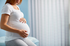 Las lentejas son una buena fuente de ácido fólico, folacina o folato, una vitamina del complejo B (vitamina B9). Si bien este suele asociarse a las mujeres, debido a su importancia antes, durante y después del embarazo, los especialistas reconocen que todos lo necesitamos. Esto se debe a que nuestro organismo lo usa para producir material genético. También resulta efectivo para tratar la anemia (baja cantidad de glóbulos rojos), ya que interviene en la formación de células sanguíneas.