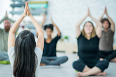 Las actividades que exigen menos a la espalda son la natación, caminata, aeróbicos de bajo impacto, bicicleta fija, yoga y stretching. Los fisioterapeutas recomiendan proteger la zona lumbar, manteniendo la columna en posición neutral durante la realización de las actividades físicas.