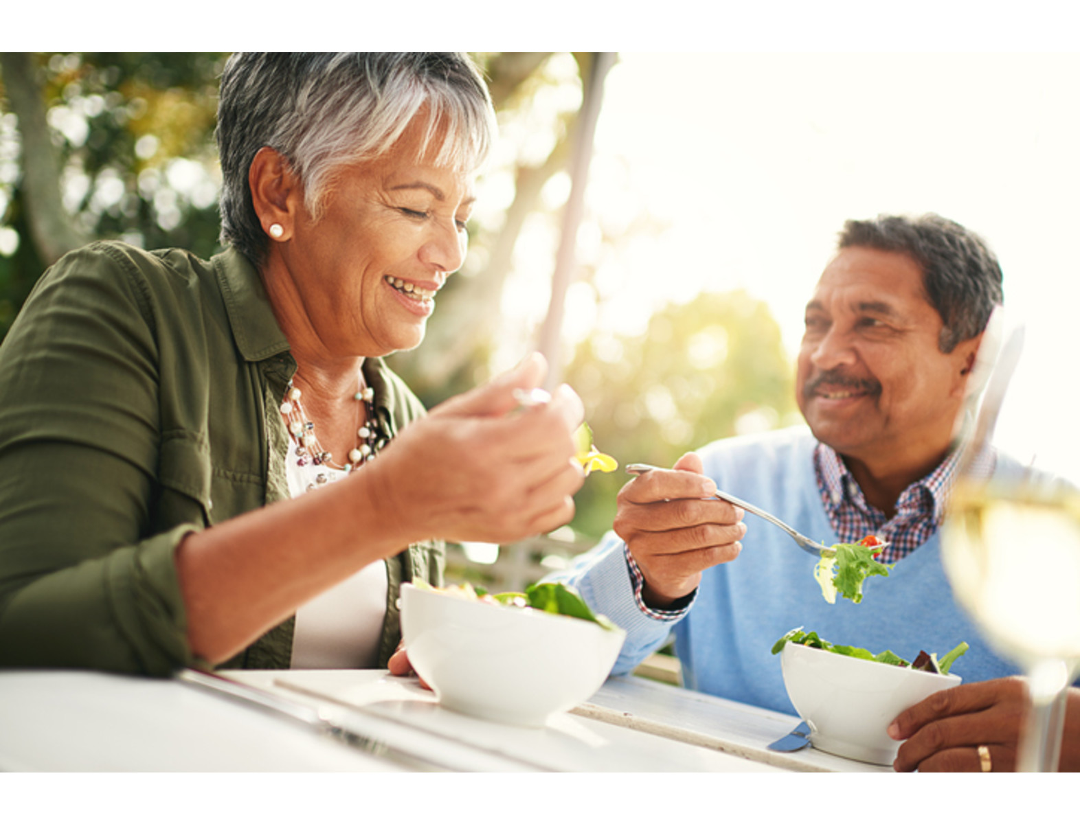 Comer ensaladas regularmente es un forma sencilla de nutrirnos y mantenernos saludables, ya que nos permiten incorporar y combinar de muchas formas todo tipo de vegetales, frutas, granos y semillas. Sin embargo, estos beneficios pueden opacarse si las ensaladas se consumen con sal.