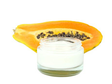 La papaya es ideal para tratar inflamaciones, supuraciones de pus, callos, verrugas, granos y otras enfermedades cutáneas. En Centroamérica, en los lugares donde no se encuentran hospitales ni farmacias, las hojas de la papaya se aplican en forma de compresas sobre las heridas infectadas para ayudar a que se limpie y cicatrice la piel.