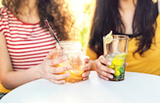 Prepara tu propia limonada agregando un chorro de limón al agua regular; agrega otros cítricos que sean de tu agrado, o hierve agua con trozos de una fruta como manzana verde y unas gotas de edulcorante: será tu bebida ideal para alternar.