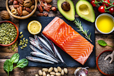 La ingesta de ácidos grasos omega‑3 se asocia a una disminución de la rigidez, alivio del dolor articular y reducción de la inflamación. Para obtener este nutrientes puedes recurrir a distintos tipos de pescados, como salmón, trucha, caballa, arenque, atún, o sardinas. Si el pescado no te gusta, puedes obtenerlo consumiendo semillas, como las de chía o lino, frutos secos, como nueces o almendras, aceite de oliva, o aguacate.