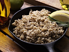 La quinua es una semilla originaria de Sudamérica, su nombre proviene del quechua, kinwa , y significa "la madre de todos los cereales", aunque no es un cereal como tal.  Se cultiva y consume desde hace milenios, y se destaca por su sabor amargo y textura suave. Además, su alto contenido de proteínas y no tener gluten la convierten en una gran opción para vegetarianos y personas con enfermedad celíaca. 